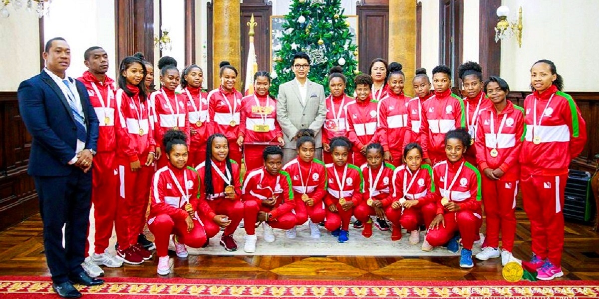 L'équipe féminine U20 championne UFFOI, récompensée par le président de la république